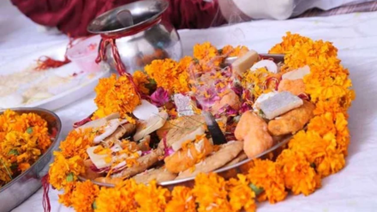 वहीं भोग, जल, फूल, माला और नारियल जैसी सामग्रियों का दोबारा प्रयोग वर्जित माना गया है। एक बार अर्पित करने के बाद इनकी पवित्रता समाप्त हो जाती है। (Img Source: Google)