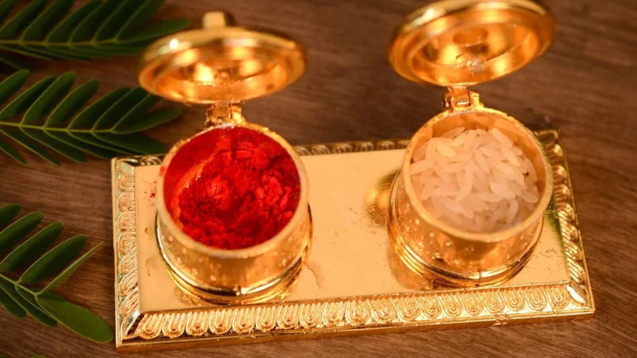 चंदन, कुमकुम, अक्षत और धूप-दीप का बचा हुआ हिस्सा भी फिर से पूजा में नहीं लगाना चाहिए। इससे पूजा की शुद्धता प्रभावित मानी जाती है। (Img Source: Google)