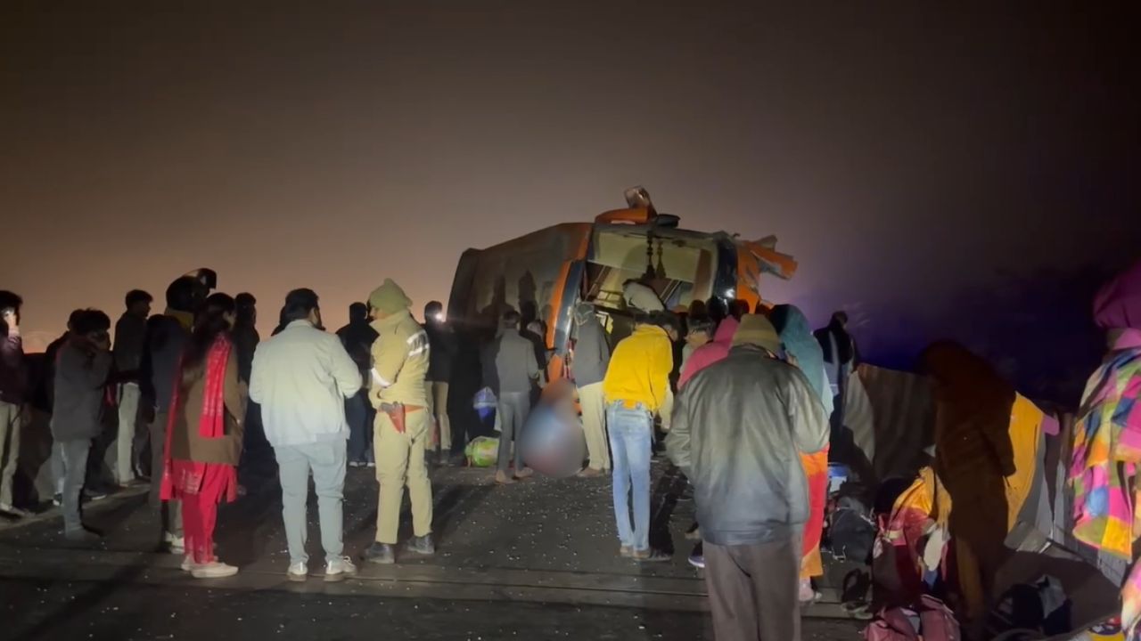 रायबरेली में हाईवे पर बड़ा हादसा: बस पलटी, 6 यात्री घायल; अलग हादसे में ऑटो चकनाचूर