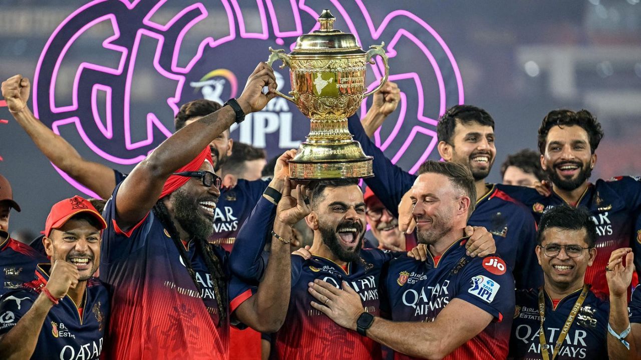 रॉयल चैलेंजर्स बेंगलुरु ने आखिरकार IPL 2025 का खिताब जीतकर अपने फैंस का इंतजार खत्म किया। हालांकि, टूर्नामेंट में कुछ खिलाड़ी पूरी तरह से फ्लॉप रहे। टीमों ने उन्हें भारी कीमत पर खरीदा था और उनसे बड़े प्रदर्शन की उम्मीद की थी, लेकिन वे उम्मीदों पर खरे नहीं उतर पाए। आइए जानते हैं IPL 2025 में सबसे महंगे और खराब प्रदर्शन करने वाले 10 खिलाड़ियों के बारे में... (Img: Internet)