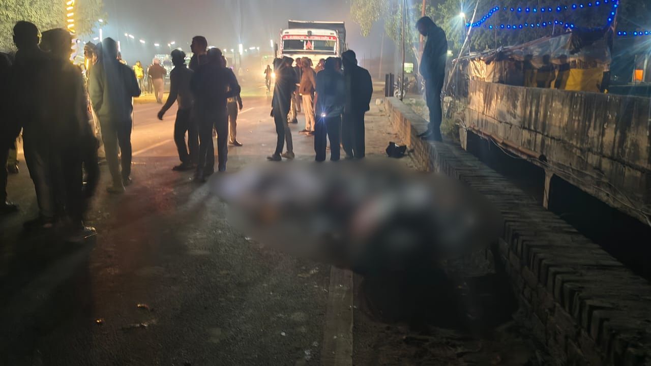फतेहपुर में दर्दनाक सड़क हादसा: अज्ञात वाहन की टक्कर से युवक की मौत, साथी गंभीर रूप से घायल