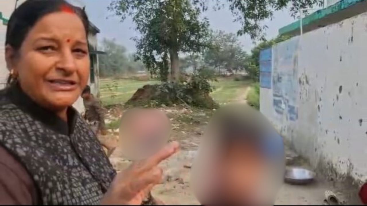 रायबरेली में शिक्षा के मंदिर का मखौल, सरकारी स्कूल में नौनिहालों से ढुलाई ईंट