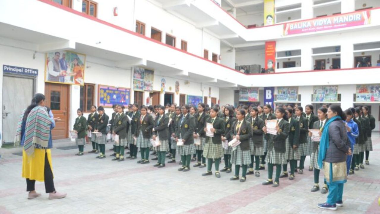 Raebareli: बालिकाओं को अपने अधिकारों के प्रति किया गया जागरूक, दी ये अहम जानकारी