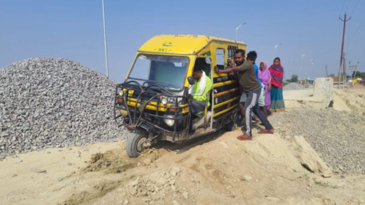 Raebareli News: रायबरेली में पुलिया बनाकर अफसर करना भूल गए ये काम; अब लोगों की बढ़ी मुसीबत