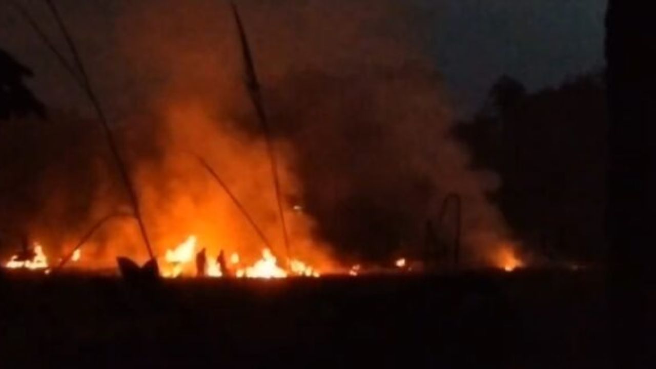 Raebareli News: प्रदूषण चरम पर! रायबरेली में रात के अंधेरे में जल रही पराली, अधिकारी बेखबर