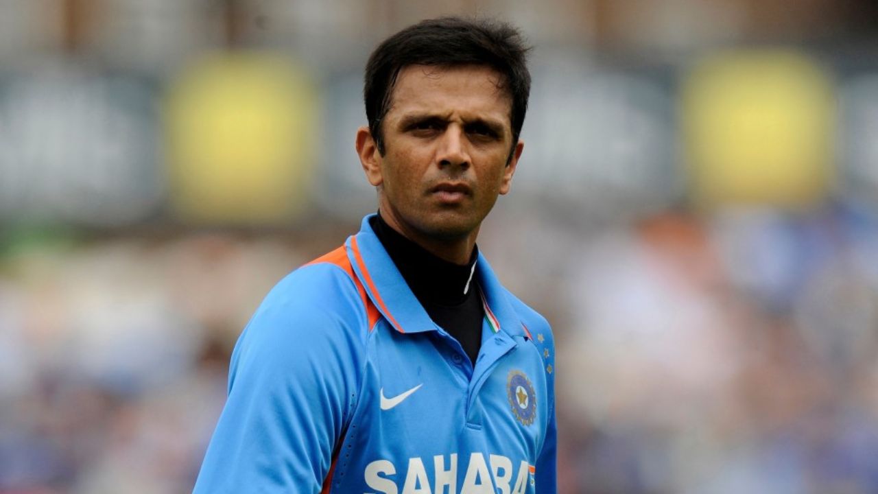 'द वॉल' के नाम से मशहूर राहुल द्रविड़ ने 286 टेस्ट पारियों में कभी भी गोल्डन डक का सामना नहीं किया। उन्होंने 164 टेस्ट मैचों में 13,288 रन बनाए और 36 शतक ठोके। यह एक ऐसा रिकॉर्ड है जो उनकी तकनीक और मानसिक दृढ़ता को दर्शाता है। (Img: Internet) 'द वॉल' के नाम से मशहूर राहुल द्रविड़ ने 286 टेस्ट पारियों में कभी भी गोल्डन डक का सामना नहीं किया। उन्होंने 164 टेस्ट मैचों में 13,288 रन बनाए और 36 शतक ठोके। यह एक ऐसा रिकॉर्ड है जो उनकी तकनीक और मानसिक दृढ़ता को दर्शाता है। (Img: Internet)