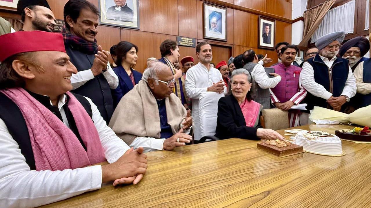 Rahul Gandhi and Priyanka Gandhi were also present with Akhilesh Yadav and Dimple Yadav.