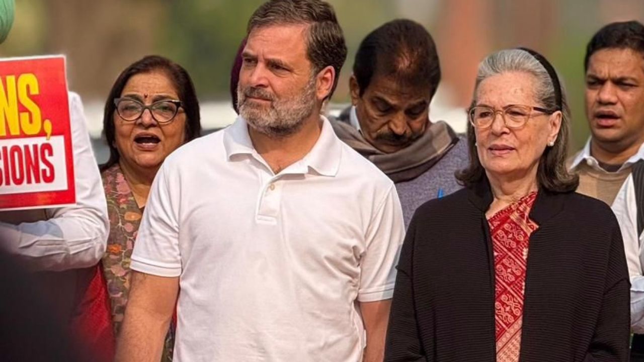 राहुल गांधी हमेशा की तरह इस बार भी अपने कैज़ुअल अवतार में दिखे। उन्होंने संसद के विंटर सेशन में सफेद टी-शर्ट पहनकर उपस्थिति दर्ज कराई। यह वही लुक है जिसके साथ वे यात्रा, जनसंपर्क और कई कार्यक्रमों में नजर आते रहे हैं। उनका यह सिग्नेचर कैज़ुअल स्टाइल भले ही सरल हो, लेकिन युवाओं के बीच हमेशा चर्चा में रहता है। राहुल गांधी हमेशा की तरह इस बार भी अपने कैज़ुअल अवतार में दिखे। उन्होंने संसद के विंटर सेशन में सफेद टी-शर्ट पहनकर उपस्थिति दर्ज कराई। यह वही लुक है जिसके साथ वे यात्रा, जनसंपर्क और कई कार्यक्रमों में नजर आते रहे हैं। उनका यह सिग्नेचर कैज़ुअल स्टाइल भले ही सरल हो, लेकिन युवाओं के बीच हमेशा चर्चा में रहता है।