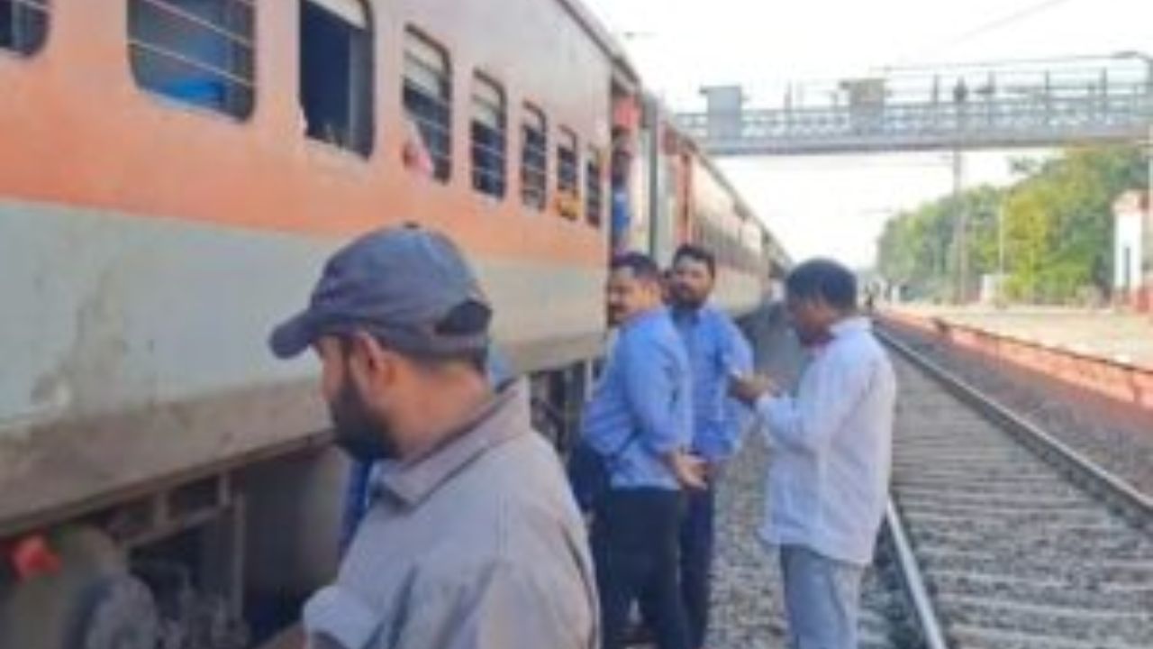 Kanpur Dehat: चलती ट्रेन से अचानक उठा धुंआ, मची अफरा-तफरी; जानें पूरा मामला