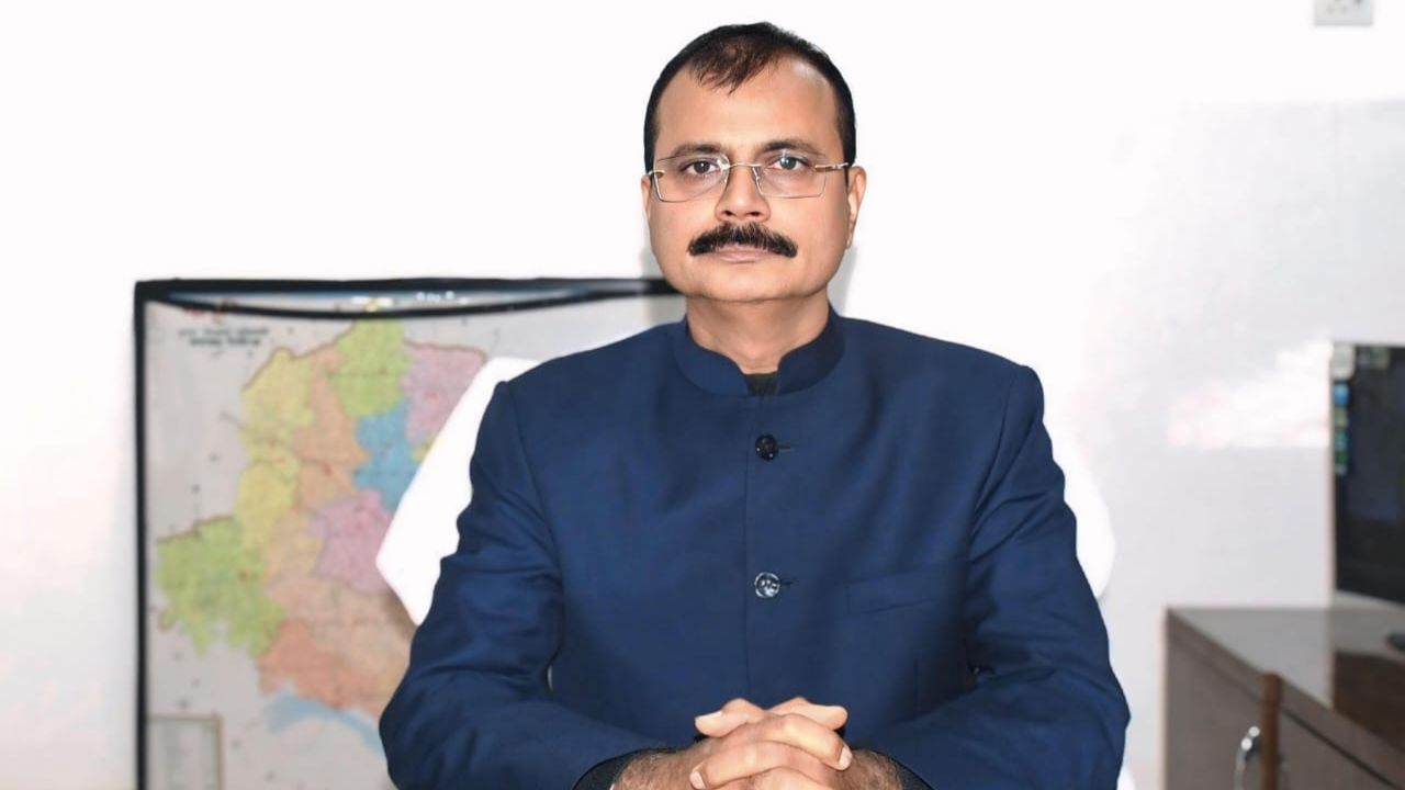 Uttar Pradesh: राजेश कुमार सिंह ने संभाला देवरिया CDO का पद, जनकल्याणकारी योजनाओं पर की विशेष बैठक