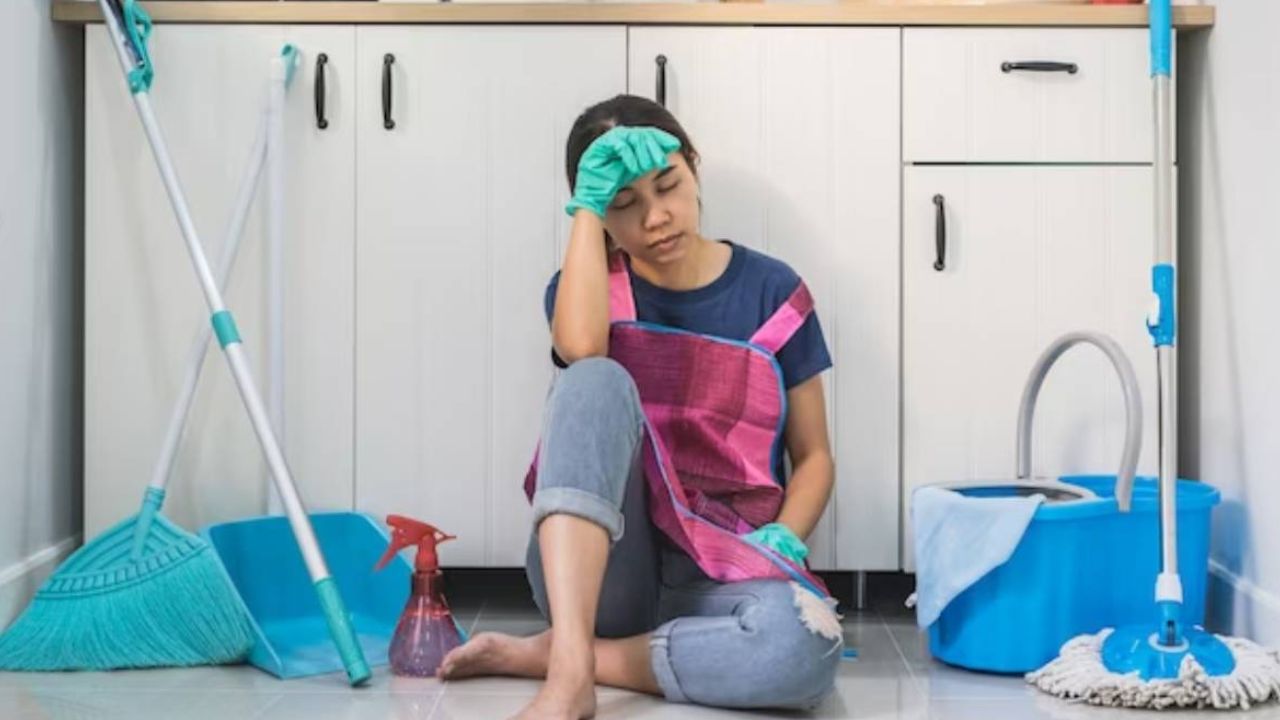 संडे डीप क्लीनिंग से घर पूरी तरह साफ और कीटाणु-मुक्त रहता है। रोज झाड़ू-पोंछा पर्याप्त नहीं होता, इसलिए हफ्ते में एक दिन योजना के साथ सफाई करना जरूरी है। (फोटो सोर्स- इंटरनेट) संडे डीप क्लीनिंग से घर पूरी तरह साफ और कीटाणु-मुक्त रहता है। रोज झाड़ू-पोंछा पर्याप्त नहीं होता, इसलिए हफ्ते में एक दिन योजना के साथ सफाई करना जरूरी है। (फोटो सोर्स- इंटरनेट)