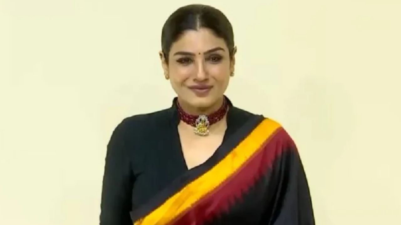 बॉलीवुड की एक और प्रमुख हस्ती रवीना टंडन भी इस कार्यक्रम में काले रंग की साड़ी और लाल हार के साथ आकर्षक दिखीं। बॉलीवुड की एक और प्रमुख हस्ती रवीना टंडन भी इस कार्यक्रम में काले रंग की साड़ी और लाल हार के साथ आकर्षक दिखीं।