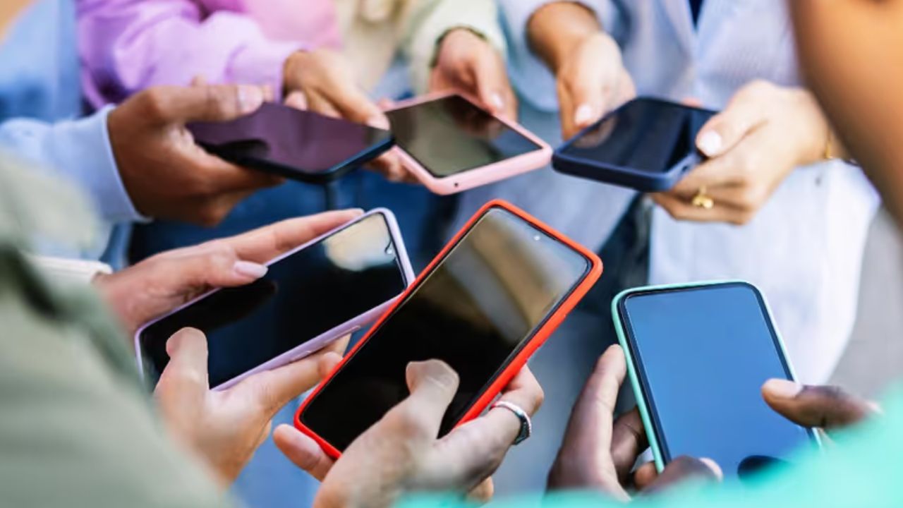 जैसे-जैसे रिश्ते में दूरियां बढ़ने लगती हैं, लड़कियां अक्सर रिश्तेदारों के नाम पर फोन आने का बहाना बनाती हैं। वह हर कॉल को बेहद जरूरी बताते हुए उसे जल्दी से खत्म कर देती हैं। असल में ये फोन आमतौर पर कुछ और ही होते हैं, और यह एक संकेत है कि वह दूर जा रही है।(फोटो सोर्स- गूगल) जैसे-जैसे रिश्ते में दूरियां बढ़ने लगती हैं, लड़कियां अक्सर रिश्तेदारों के नाम पर फोन आने का बहाना बनाती हैं। वह हर कॉल को बेहद जरूरी बताते हुए उसे जल्दी से खत्म कर देती हैं। असल में ये फोन आमतौर पर कुछ और ही होते हैं, और यह एक संकेत है कि वह दूर जा रही है।(फोटो सोर्स- गूगल)