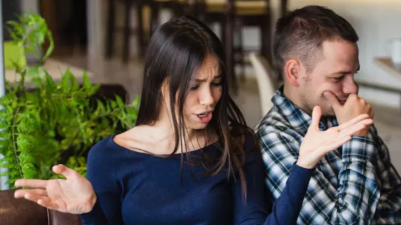 रिश्ते में बदलाव के दौरान लड़की के व्यवहार में बदलाव आता है। वह अब मीठी बातें करने की जगह ताने मारने, चुभने वाली बातें करने और आपकी भावनाओं को हल्के में लेने लगती है। यह उस बदलाव का संकेत है, जिसे पहचानने की जरूरत है।(फोटो सोर्स- गूगल) रिश्ते में बदलाव के दौरान लड़की के व्यवहार में बदलाव आता है। वह अब मीठी बातें करने की जगह ताने मारने, चुभने वाली बातें करने और आपकी भावनाओं को हल्के में लेने लगती है। यह उस बदलाव का संकेत है, जिसे पहचानने की जरूरत है।(फोटो सोर्स- गूगल)