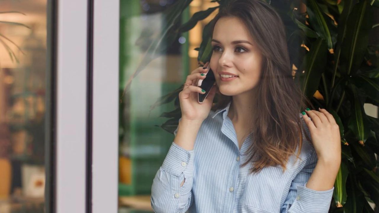 पहले जहां वह देर तक बात करती थी, अब वह सिर्फ 2-3 मिनट की कॉल करने लगी है। चैट्स जल्दी खत्म हो जाती हैं और पहले जहां वह देर तक बात करती थी, अब वह सिर्फ 2-3 मिनट की कॉल करने लगी है। चैट्स जल्दी खत्म हो जाती हैं और