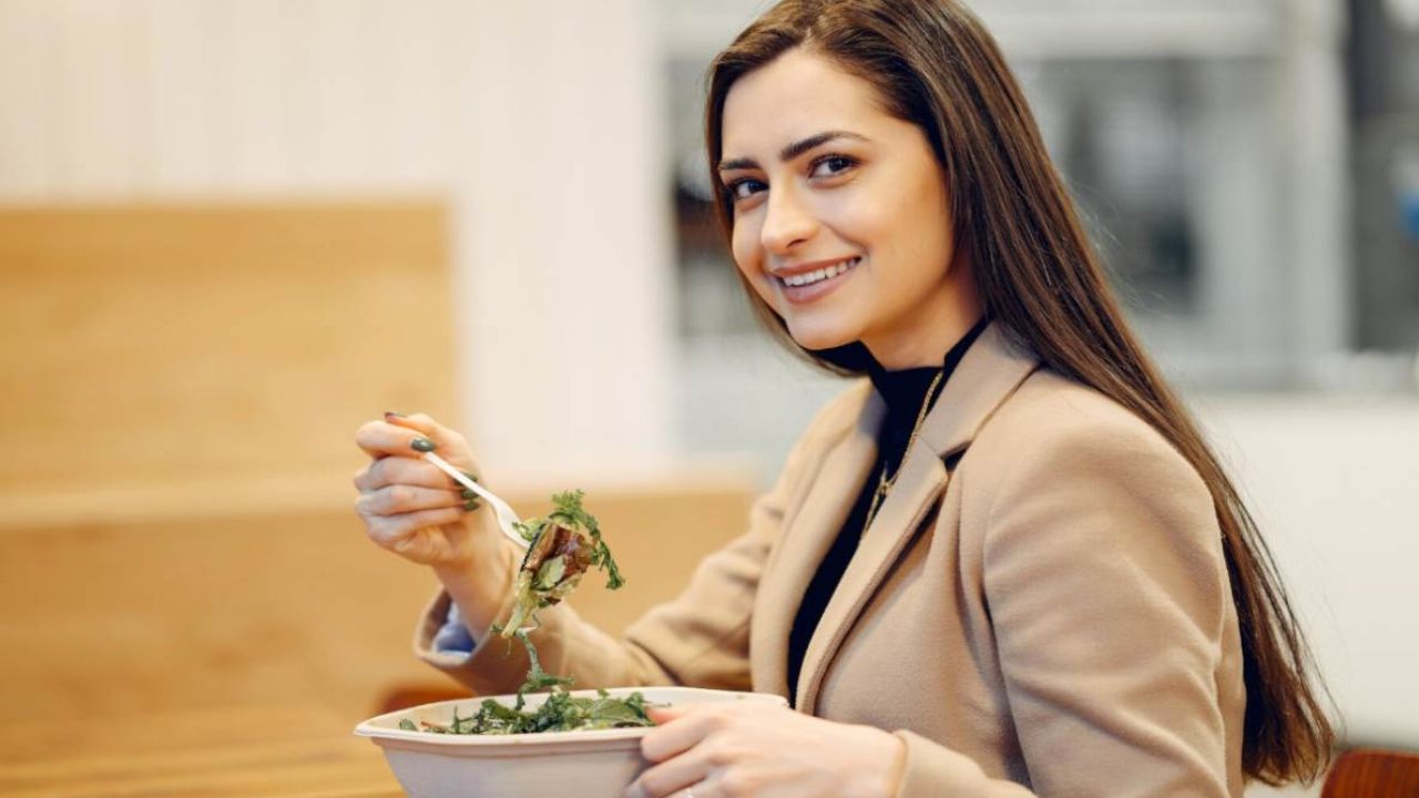 अगर आपकी पार्टनर अचानक अपनी रूटीन, फोन की प्राइवेसी और लाइफस्टाइल में बदलाव लाने लगे, तो यह एक बड़ा संकेत हो सकता है कि रिश्ता खत्म होने की कगार पर है। ये छोटे बदलाव मिलकर एक बड़ा इशारा देते हैं कि अब कुछ सही नहीं है।(फोटो सोर्स- गूगल) अगर आपकी पार्टनर अचानक अपनी रूटीन, फोन की प्राइवेसी और लाइफस्टाइल में बदलाव लाने लगे, तो यह एक बड़ा संकेत हो सकता है कि रिश्ता खत्म होने की कगार पर है। ये छोटे बदलाव मिलकर एक बड़ा इशारा देते हैं कि अब कुछ सही नहीं है।(फोटो सोर्स- गूगल)