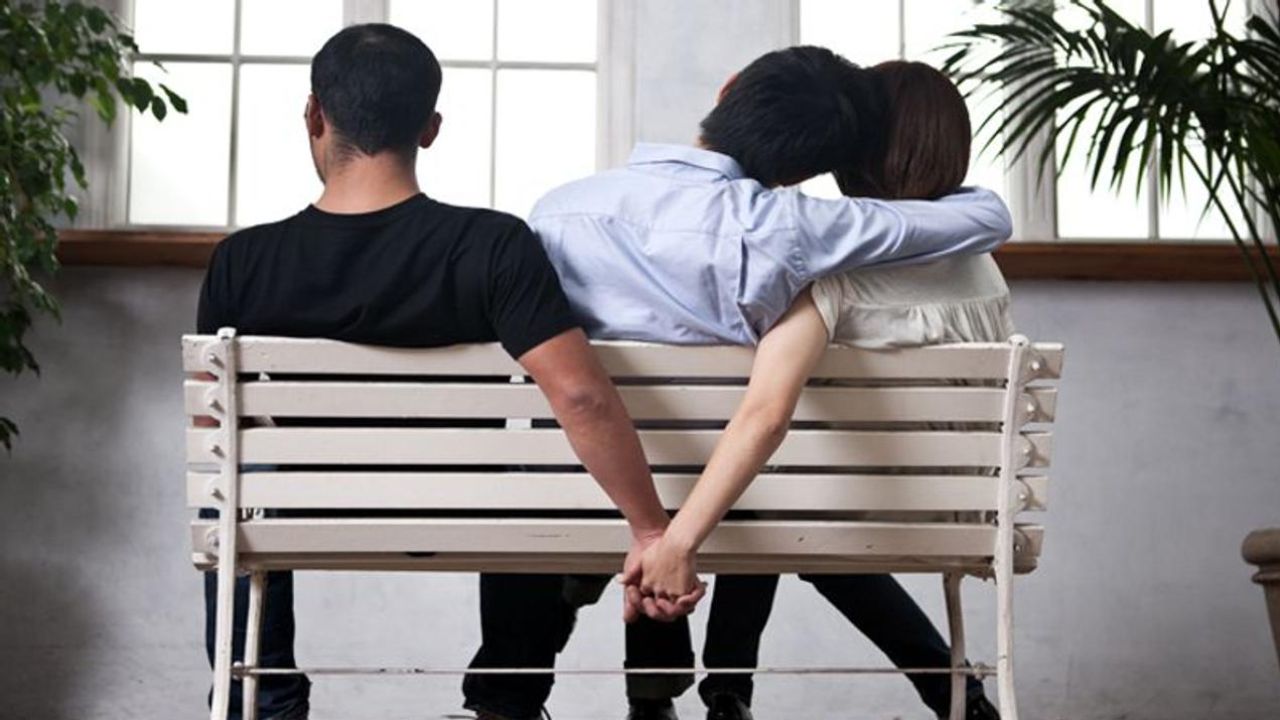 Relationship Red Flags: रिलेशनशिप में खटास? जानिए लड़कियां कैसे देती हैं धोखे के पहले ये 5 संकेत