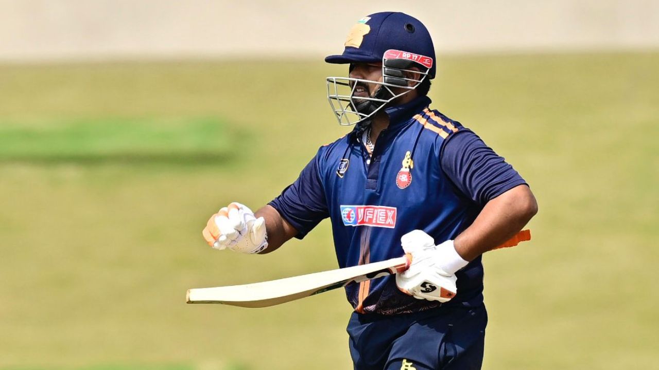 T20 और वनडे टीम से बाहर होने के बाद ऋषभ पंत के पास अब केवल टेस्ट टीम बची है। लेकिन वह व्हाइट-बॉल फॉर्मेट में वापसी करना चाहते हैं। इसी मकसद से उन्होंने विजय हज़ारे ट्रॉफी में गुजरात के खिलाफ नई रणनीति के साथ बल्लेबाज़ी की। (Img-X)