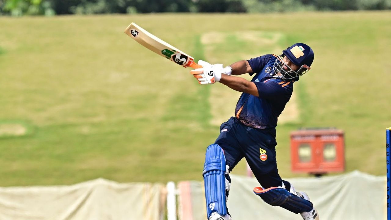 कोहली के आउट होने के बाद टीम का स्कोर चार विकेट पर 108 रन था। पंत ने जोखिम रहित बल्लेबाज़ी करते हुए 64 गेंदों में अपना अर्धशतक पूरा किया। उन्होंने हर्ष त्यागी (40) के साथ 73 रन की साझेदारी कर पारी संभाली। (Img-X)