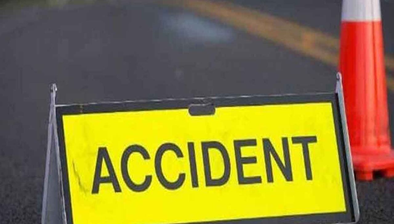 Deoria Accident: देवरिया में बस और बाइक की भीषण टक्कर, दो युवकों की दर्दनाक मौत