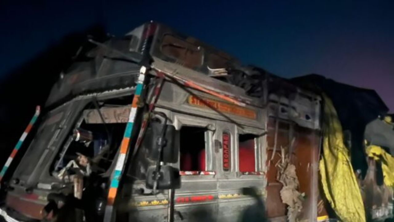 रायबरेली सड़क हादसा: अनियंत्रित ट्रक का कहर, दुकानों और वाहनों को रौंदा