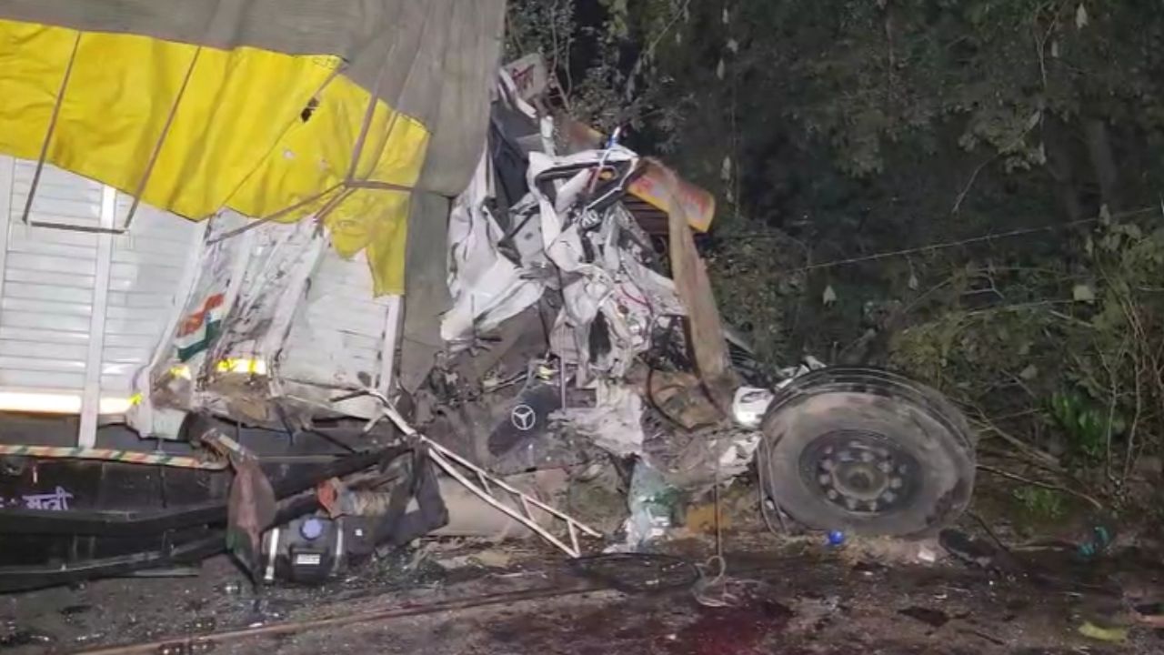 मैनपुरी में डीसीएम-ट्रक की आमने-सामने भिड़ंत: तीन गंभीर घायल, सड़क पर मचा हाहाकार