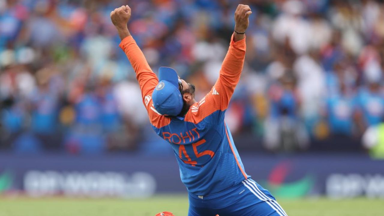 रोहित शर्मा भी अब केवल वनडे में ही सक्रिय हैं। 'हिटमैन' शर्मा ने 2024 में T20 और 2025 में टेस्ट क्रिकेट से संन्यास लिया। फैंस उम्मीद कर रहे हैं कि उन्हें 2027 वर्ल्ड कप तक भारतीय जर्सी में देखा जा सकेगा। (Img-Internet)