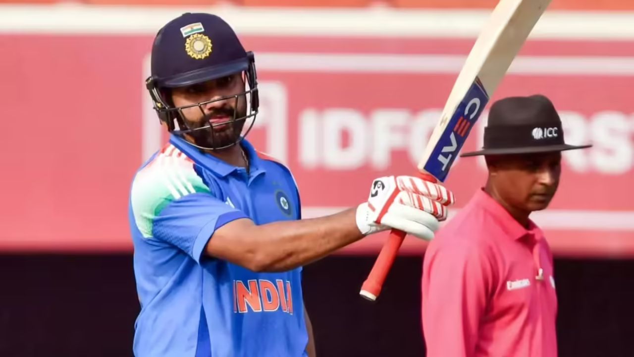 रोहित शर्मा की भारतीय वनडे टीम में वापसी अभी दो महीने दूर है, लेकिन उनके बारे में चर्चा पहले ही शुरू हो गई है। इस बार सुर्खियां क्रिकेट से ज्यादा उनके ज़बरदस्त बदलाव की वजह से हैं। (Img: Internet) रोहित शर्मा की भारतीय वनडे टीम में वापसी अभी दो महीने दूर है, लेकिन उनके बारे में चर्चा पहले ही शुरू हो गई है। इस बार सुर्खियां क्रिकेट से ज्यादा उनके ज़बरदस्त बदलाव की वजह से हैं। (Img: Internet)