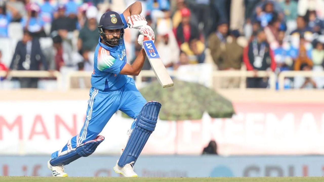 रोहित ने आखिरी बार ICC चैंपियंस ट्रॉफी 2025 में भारत की कप्तानी की थी और टीम को ट्रॉफी जिताई थी। इसके बाद उन्होंने IPL 2025 खेला और लंबे फॉर्मेट से संन्यास ले लिया। (Img: Internet) रोहित ने आखिरी बार ICC चैंपियंस ट्रॉफी 2025 में भारत की कप्तानी की थी और टीम को ट्रॉफी जिताई थी। इसके बाद उन्होंने IPL 2025 खेला और लंबे फॉर्मेट से संन्यास ले लिया। (Img: Internet)