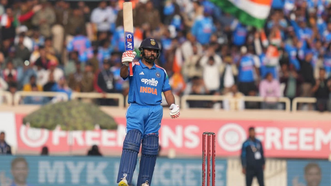 रोहित शर्मा अक्टूबर में भारतीय टीम के साथ मैदान पर उतरे। जहां उन्होंने ऑस्ट्रेलिया के खिलाफ तीन वनडे और फिर नंवबर में साउथ अफ्रीका के खिलाफ तीन वनडे में हिस्सा लिया। (Img: Internet) रोहित शर्मा अक्टूबर में भारतीय टीम के साथ मैदान पर उतरे। जहां उन्होंने ऑस्ट्रेलिया के खिलाफ तीन वनडे और फिर नंवबर में साउथ अफ्रीका के खिलाफ तीन वनडे में हिस्सा लिया। (Img: Internet)