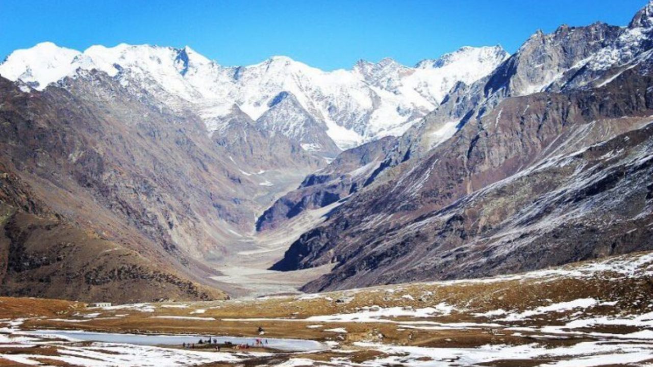 रोहतांग पास और सोलंग वैली मनाली के पास बर्फ देखने के सबसे लोकप्रिय रूट्स हैं। मानसून से पहले 4×4 टैक्सी बुक करके यहां का सफर और आसान बनाया जा सकता है। (Img Source: Google)