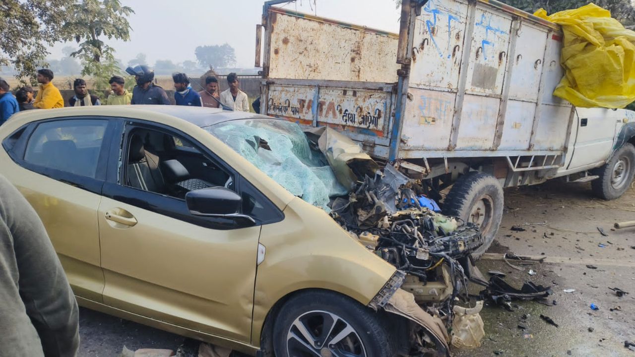 सोनभद्र में भीषण सड़क हादसा: खड़ी पिकअप में घुसी कार, बैंक मैनेजर की मौत से मौके पर मचा हड़कंप