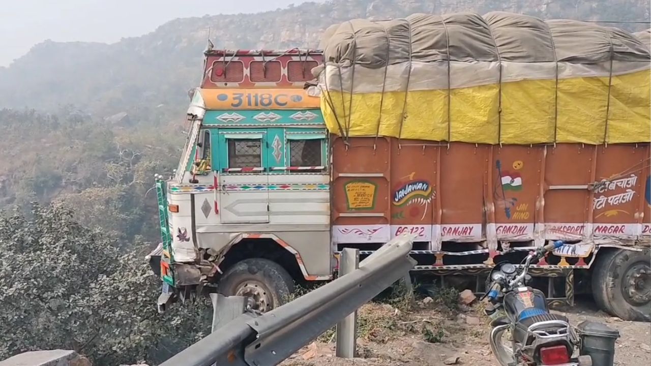 Sonbhadra News: मारकुंडी घाटी फिर बनी हादसों का हॉटस्पॉट, पहाड़ी से टकराया परचून लदा ट्रक
