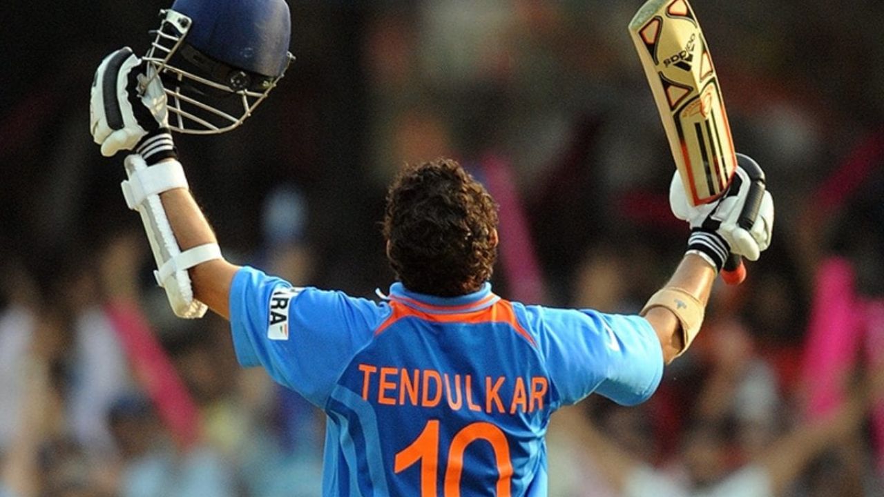 महान भारतीय बल्लेबाज सचिन तेंदुलकर ने इंटरनेशनल क्रिकेट में 100 शतक बनाने का अद्वितीय रिकॉर्ड बनाया। उनके 51 टेस्ट और 49 वनडे शतक उनकी निरंतरता और प्रतिभा का प्रमाण हैं। 1990 में इंग्लैंड के खिलाफ पहला टेस्ट शतक और 1994 में ऑस्ट्रेलिया के खिलाफ पहला वनडे शतक उनके सफर की शुरुआत थी। 24 वर्षों तक इस स्तर की निरंतरता बनाए रखना भविष्य में किसी के लिए बहुत चुनौतीपूर्ण होगा। (Img: Internet) महान भारतीय बल्लेबाज सचिन तेंदुलकर ने इंटरनेशनल क्रिकेट में 100 शतक बनाने का अद्वितीय रिकॉर्ड बनाया। उनके 51 टेस्ट और 49 वनडे शतक उनकी निरंतरता और प्रतिभा का प्रमाण हैं। 1990 में इंग्लैंड के खिलाफ पहला टेस्ट शतक और 1994 में ऑस्ट्रेलिया के खिलाफ पहला वनडे शतक उनके सफर की शुरुआत थी। 24 वर्षों तक इस स्तर की निरंतरता बनाए रखना भविष्य में किसी के लिए बहुत चुनौतीपूर्ण होगा। (Img: Internet)
