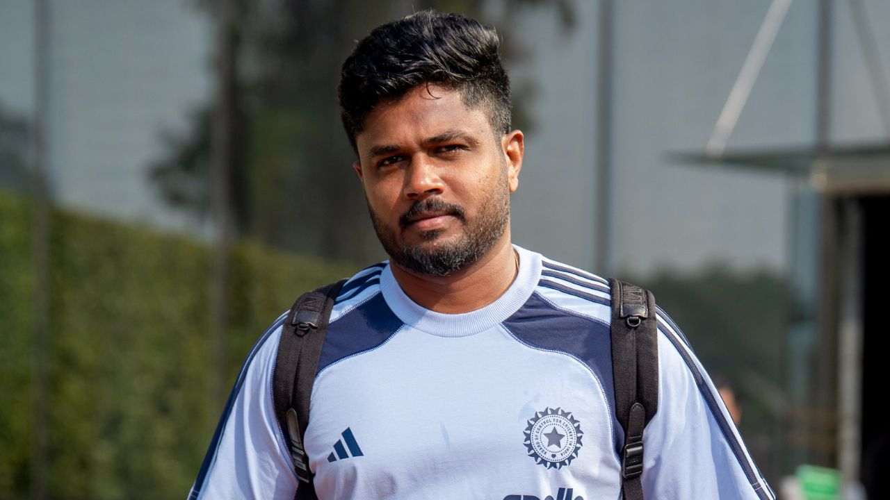 टीम इंडिया को कड़ी सुरक्षा व्यवस्था के बीच सीधे कांडी स्थित होटल ले जाया गया। पुलिस और सिक्योरिटी स्टाफ पूरी तरह अलर्ट मोड में नजर आया। खिलाड़ियों की सुरक्षा को लेकर कोई जोखिम नहीं लिया गया। होटल के बाहर भी भारी इंतज़ाम किए गए थे। (Img: BCCI-X) टीम इंडिया को कड़ी सुरक्षा व्यवस्था के बीच सीधे कांडी स्थित होटल ले जाया गया। पुलिस और सिक्योरिटी स्टाफ पूरी तरह अलर्ट मोड में नजर आया। खिलाड़ियों की सुरक्षा को लेकर कोई जोखिम नहीं लिया गया। होटल के बाहर भी भारी इंतज़ाम किए गए थे। (Img: BCCI-X)