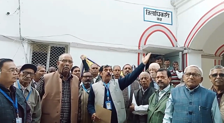 Raebareli: आठवें वेतन आयोग में पेंशनरों को वंचित, केंद्र सरकार के खिलाफ जोरदार प्रदर्शन