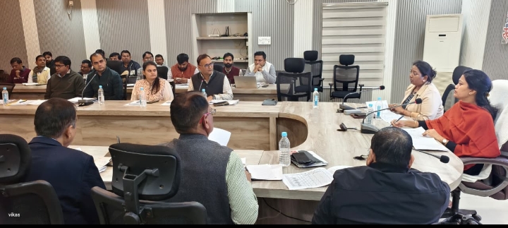 रायबरेली में शिक्षा सुधारों की बड़ी समीक्षा: डीएम ने टास्क फोर्स बैठक में दिए कड़े निर्देश, डीसी का वेतन रोका