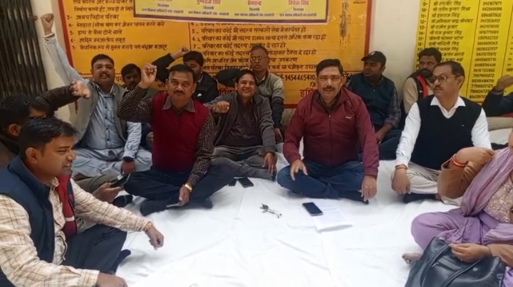 Raebareli Protest: विभिन्न मांगों को लेकर सलोन ब्लाक में कर्मचारियों का प्रदर्शन