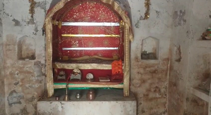 Raebareli Theft: प्राचीन राम जानकी मंदिर में चोरी से मचा हड़कंप, गांव में आक्रोश