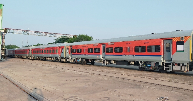 Raebareli News: रायबरेली के मॉडर्न रेल कोच फैक्ट्री ने 15,000 वां कोच निर्मित किया