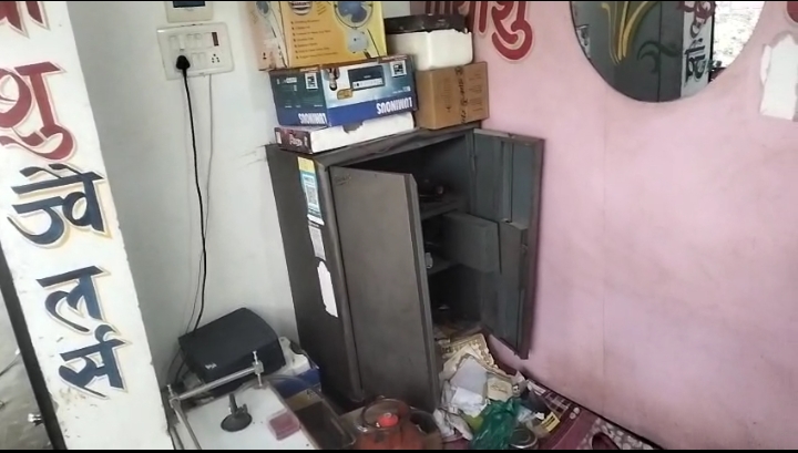 Crime in UP: रायबरेली में चोरों का आतंक, ज्वैलर्स की दुकान से लाखों के आभूषण उड़ाए