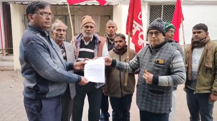 Raebareli: आशा कार्यकर्ताओं से बदसलूकी मामले में हंगामा, डीएम को सौंपा ज्ञापन