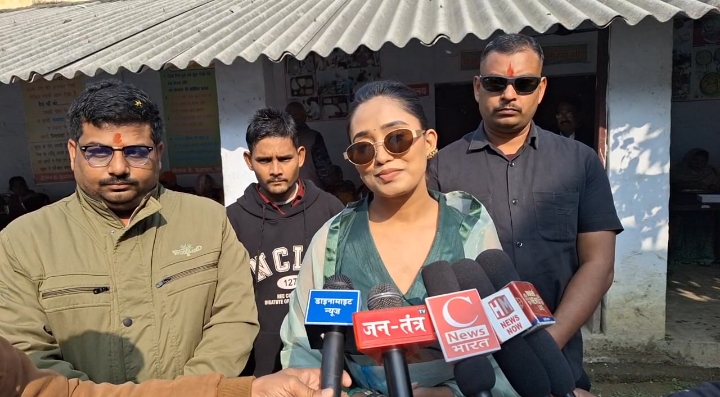 Raebareli News: रायबरेली में युवा अभिनेत्री ने बुजुर्गों के साथ मनाया क्रिसमस