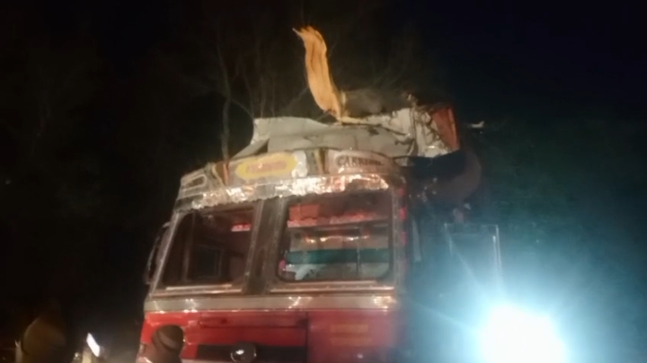 रायबरेली में अनियंत्रित ट्रक का तांडव, दर्जनों वाहनों को मारी टक्कर, एक दर्जन लोग घायल