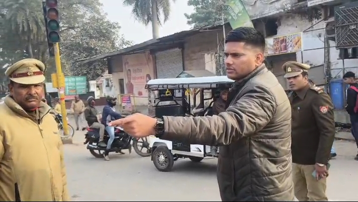 Raebareli News: यातायात व्यवस्था सुधारने के लिए सड़कों पर उतरे सीओ अमित सिंह