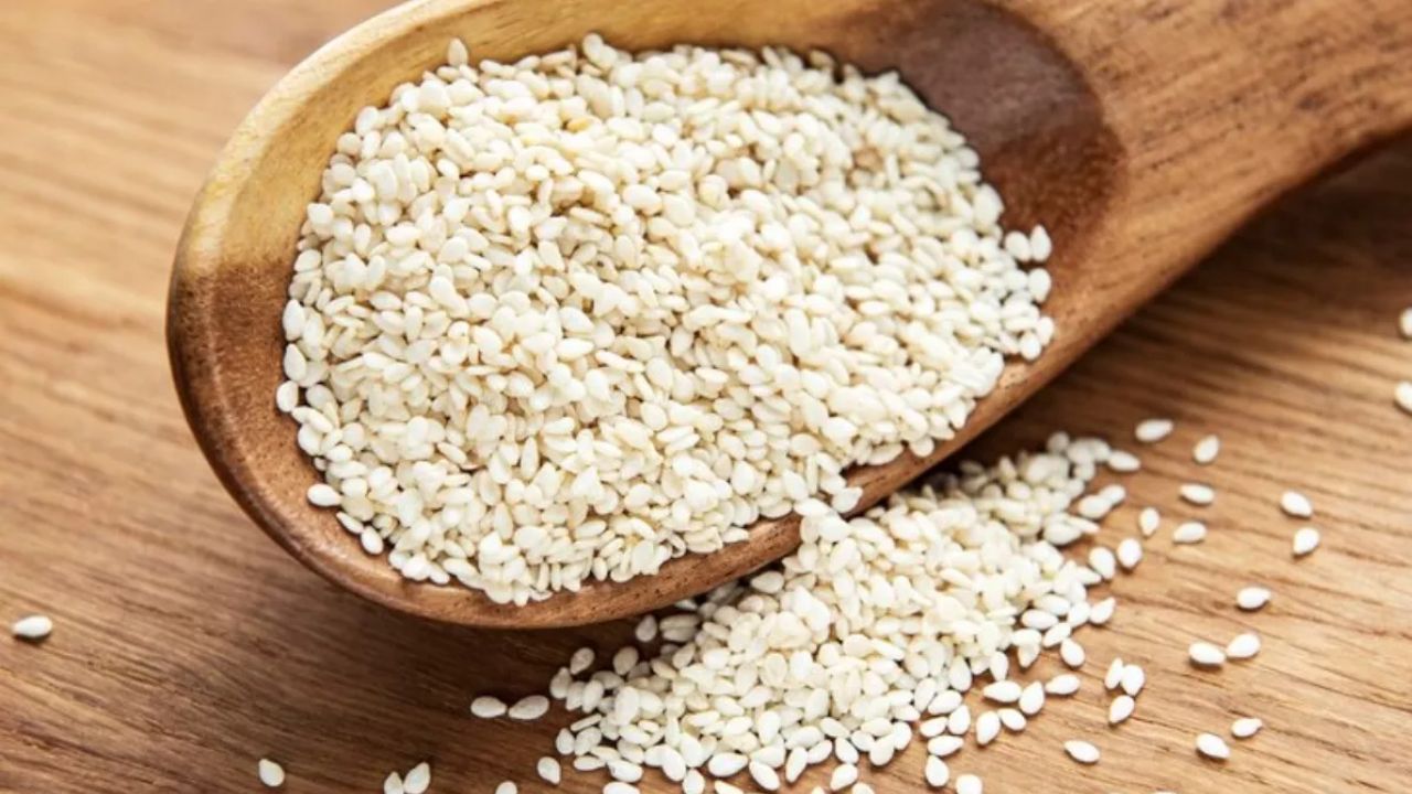 तिल कैल्शियम का बेहतरीन स्रोत है और हड्डियों को मजबूत बनाता है। तिल के तेल में ब्लडप्रेशर नियंत्रित करने वाले तत्व होते हैं और यह कोलेस्ट्रॉल स्तर सुधारने में मदद करता है। सर्दियों में तिल का सेवन शरीर में गर्माहट पैदा करता है और रोग प्रतिरोधक क्षमता को बढ़ाता है।