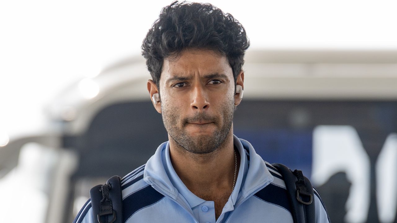 धर्मशाला पहुंचते ही टीम इंडिया की तस्वीरें सोशल मीडिया पर छा गईं। फैंस ने खिलाड़ियों के लुक को लेकर जमकर रिएक्शन दिए। किसी ने ‘हीरो एंट्री’ कहा तो किसी ने ‘फिल्मी स्वैग’। कुछ ही घंटों में तस्वीरें ट्रेंड करने लगीं। (Img: BCCI-X) धर्मशाला पहुंचते ही टीम इंडिया की तस्वीरें सोशल मीडिया पर छा गईं। फैंस ने खिलाड़ियों के लुक को लेकर जमकर रिएक्शन दिए। किसी ने ‘हीरो एंट्री’ कहा तो किसी ने ‘फिल्मी स्वैग’। कुछ ही घंटों में तस्वीरें ट्रेंड करने लगीं। (Img: BCCI-X)