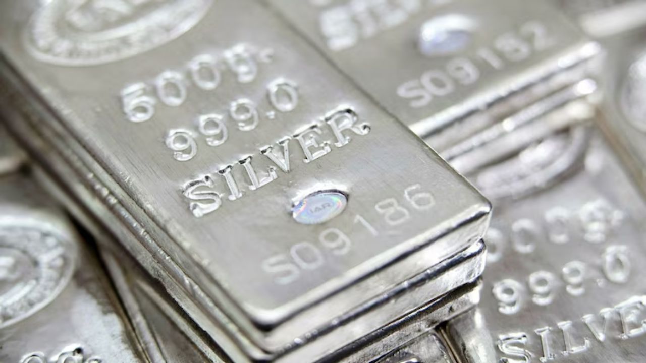 रिकॉर्ड हाई से फिसली चांदी: कुछ घंटों में 21 हजार रुपये की बड़ी गिरावट, निवेशकों में मची हलचल