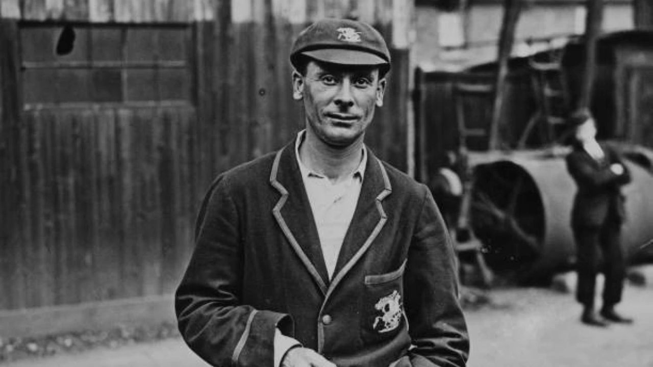 इंग्लैंड के महान बल्लेबाज सर जैक हॉब्स ने अपने फर्स्ट‑क्लास करियर में 199 शतक बनाए, जो आज भी रिकॉर्ड के रूप में कायम हैं। उन्होंने 1905 से 1934 तक 834 फर्स्ट‑क्लास मैच खेलते हुए कुल 61,760 रन बनाए। हॉब्स ने 62 टेस्ट मैचों में भी 5,410 रन हासिल किए, जिसमें 15 शतक शामिल हैं और उनका औसत 56.94 का रहा। (Img: Internet) इंग्लैंड के महान बल्लेबाज सर जैक हॉब्स ने अपने फर्स्ट‑क्लास करियर में 199 शतक बनाए, जो आज भी रिकॉर्ड के रूप में कायम हैं। उन्होंने 1905 से 1934 तक 834 फर्स्ट‑क्लास मैच खेलते हुए कुल 61,760 रन बनाए। हॉब्स ने 62 टेस्ट मैचों में भी 5,410 रन हासिल किए, जिसमें 15 शतक शामिल हैं और उनका औसत 56.94 का रहा। (Img: Internet)