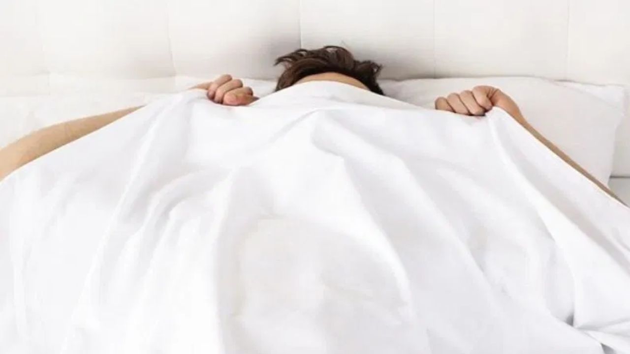 क्या आप भी मुंह ढ़क कर सोते हैं? सर्दी में यह आदत बन सकती है सेहत की दुश्मन, जानिये क्यों